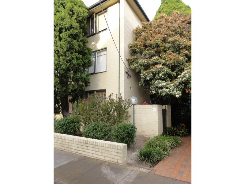 Bright 2 Bedroom Apartment with views