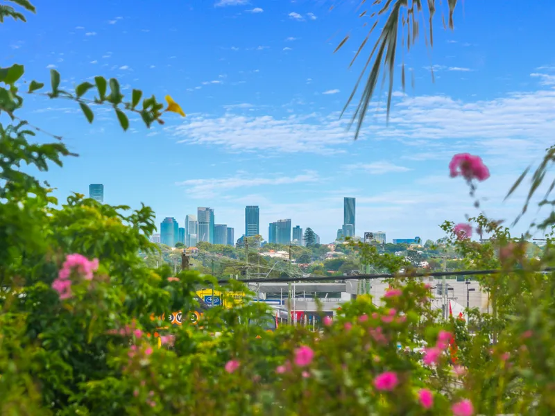 Tidy unit with city views! Ready to call home