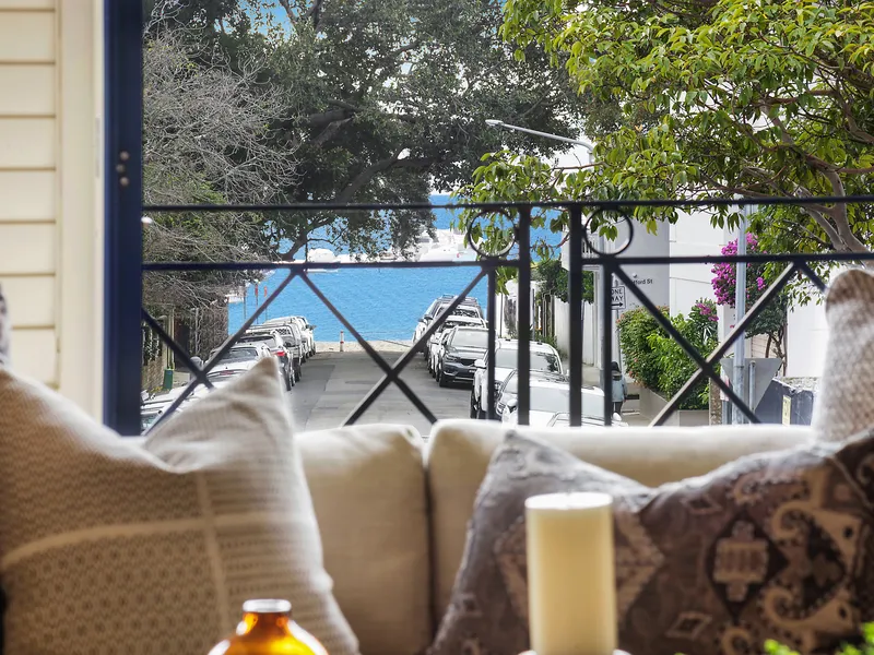 Impressive 3 Bedroom Apartment in Prestigious 'Kensington Gardens'