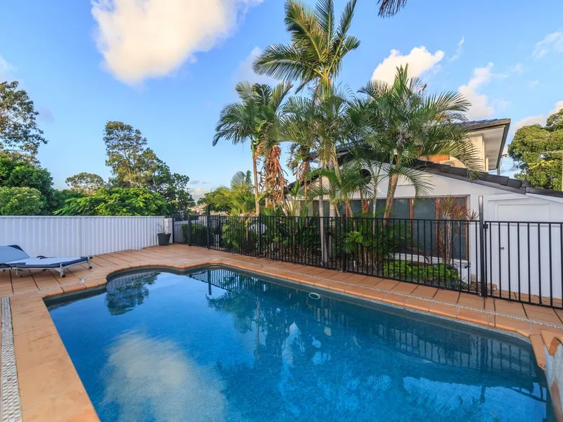 SPACIOUS FAMILY HOME WITH POOL