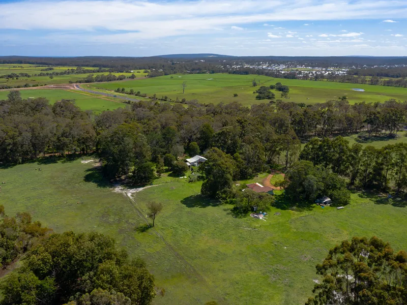 LOCATION LOCATION...EDGE OF MARGARET RIVER ACREAGE
