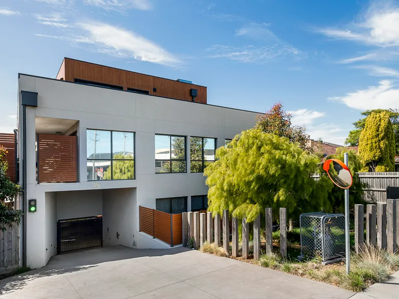 Stylish, Modern, Courtyard Apartment in a Fantastic Location