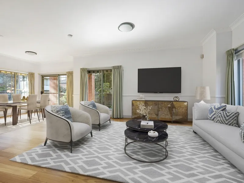 SPACIOUS TOWNHOUSE WITH LARGE COURTYARD