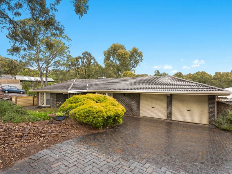 Family Living that's a Real Crowd Pleaser - 'Outlook Estate'