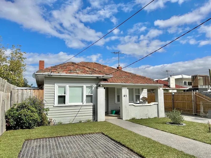 BIG KITCHEN, IDEAL LOCATION, SPACIOUS 2 BEDROOMS