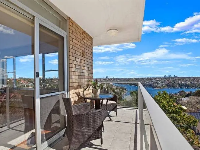 Renovated apartment - Stunning water views - Back of block