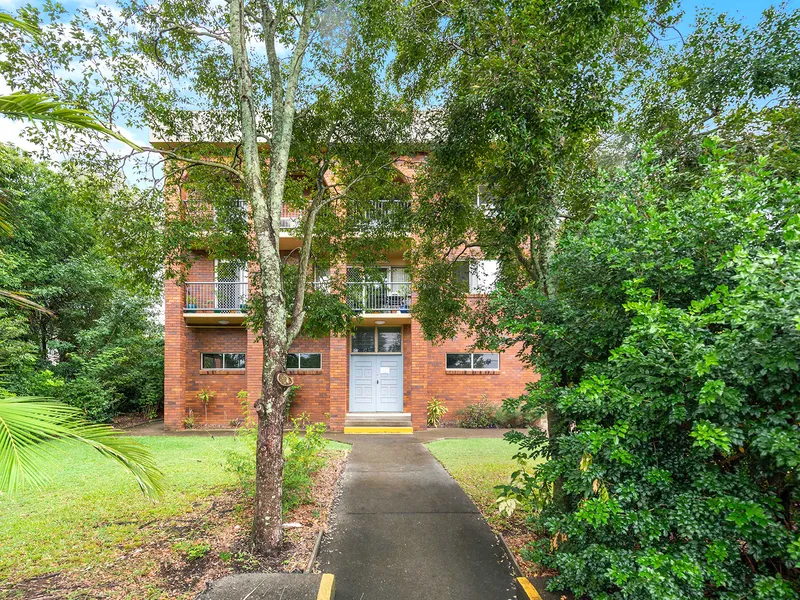 TOP FLOOR GEM – GREAT STARTER OR INVESTMENT!