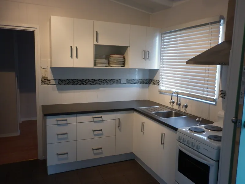 2 Bedroom 1x bathroom Duplex, close to shops and school