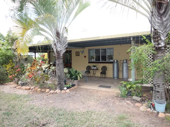ALL THE COMFORTS OF TOWN ON 20 ACRES