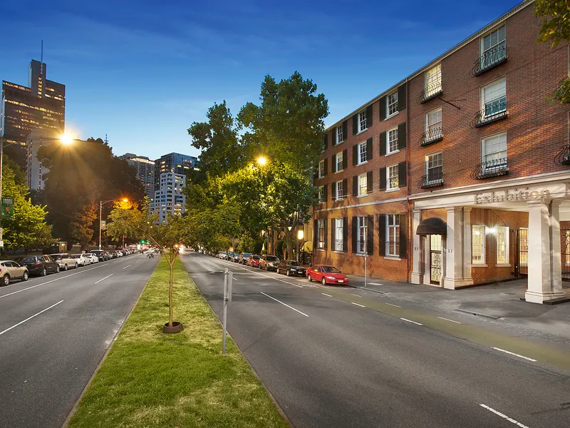 CBD EDGE & CARLTON LIFESTYLE - BEST OF BOTH LOCATIONS