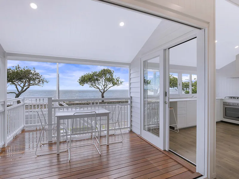 Completely renovated cottage on stunning Brighton waterfront!