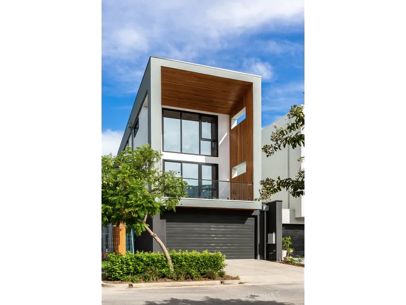 New York Style Living over 3 levels overlooking the Linear Park