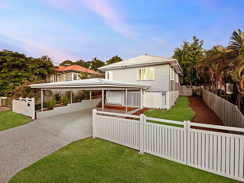 UNBEATABLE LOCATION - IMMACULATE - FULLY FENCED
