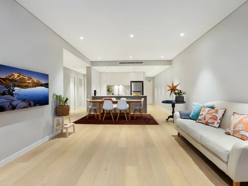 Elegant Contemporary Apartment a Stroll to Rail 