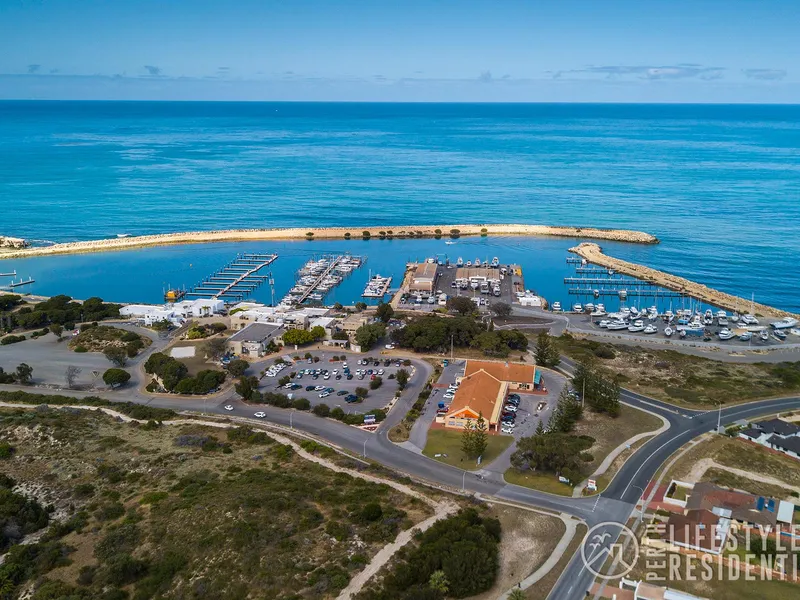 YACHTING VILLAGE LAND!