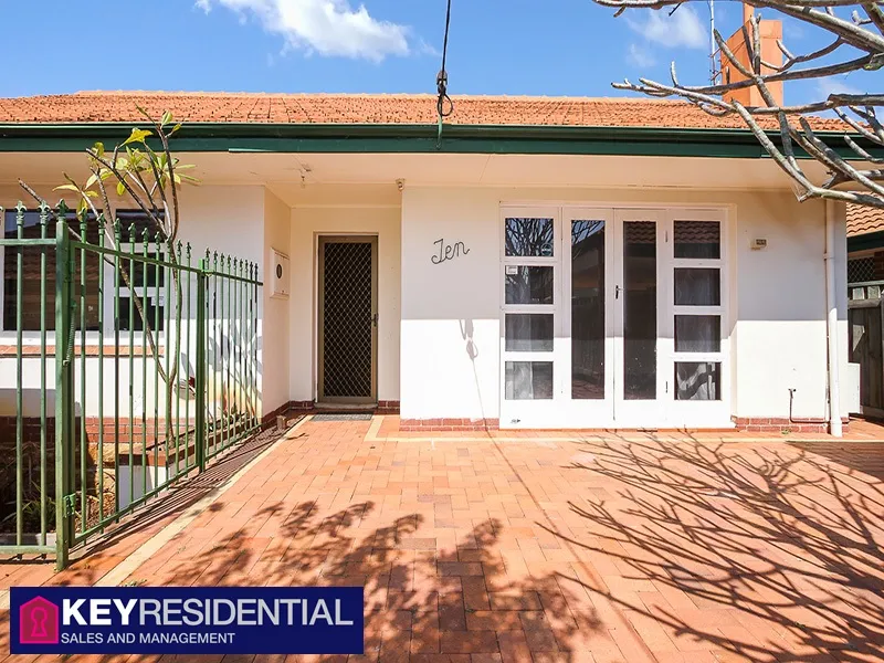 SPACIOUS 2 BEDROOM PLUS EXTRA SLEEPOUT STREET FRONT HOME