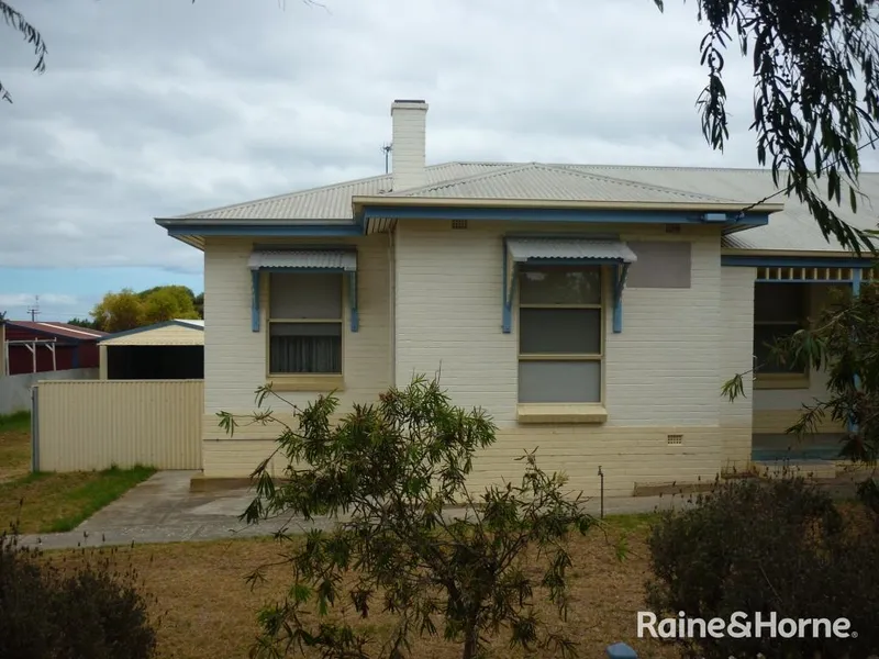 3 bedroom duplex with large shed