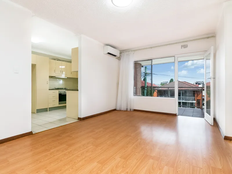 LARGE TWO BEDROOM MOMENTS TO EASTLAKE SHOPS