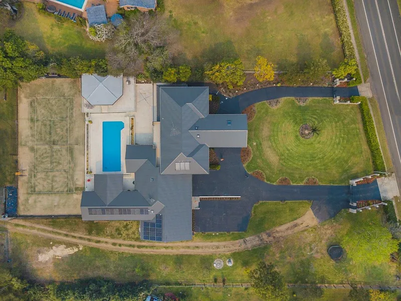 LIFESTYLE ESTATE WITH CHARMING SELF-CONTAINED LODGING!