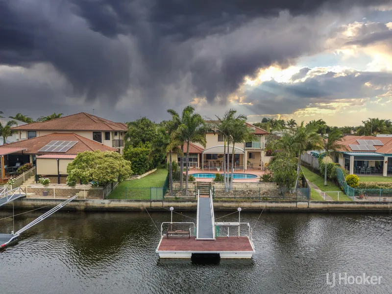 Canal Front Elegance And Style