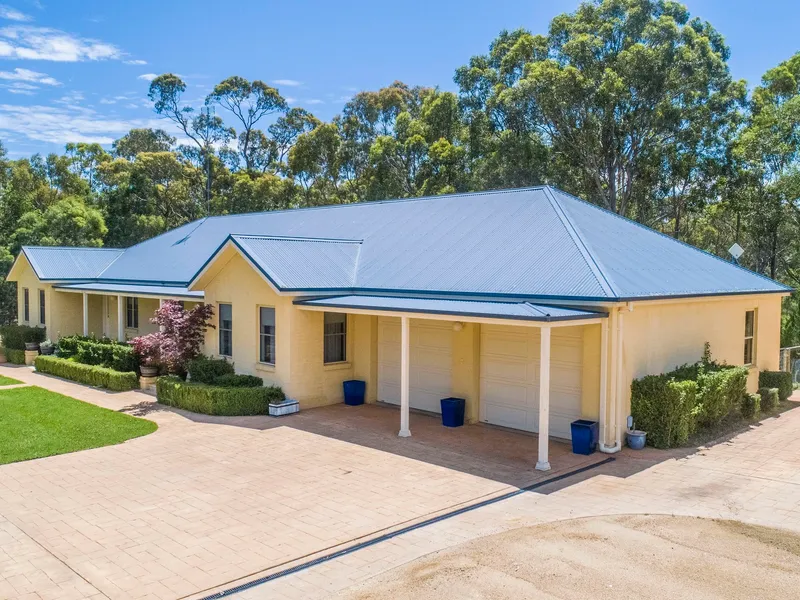 CHARMING HOME, LARGE SHED ON PRIVATE 1/2 ACRE