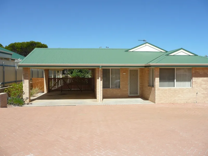 Lovely 3 x 1 Modern unit, close to town central