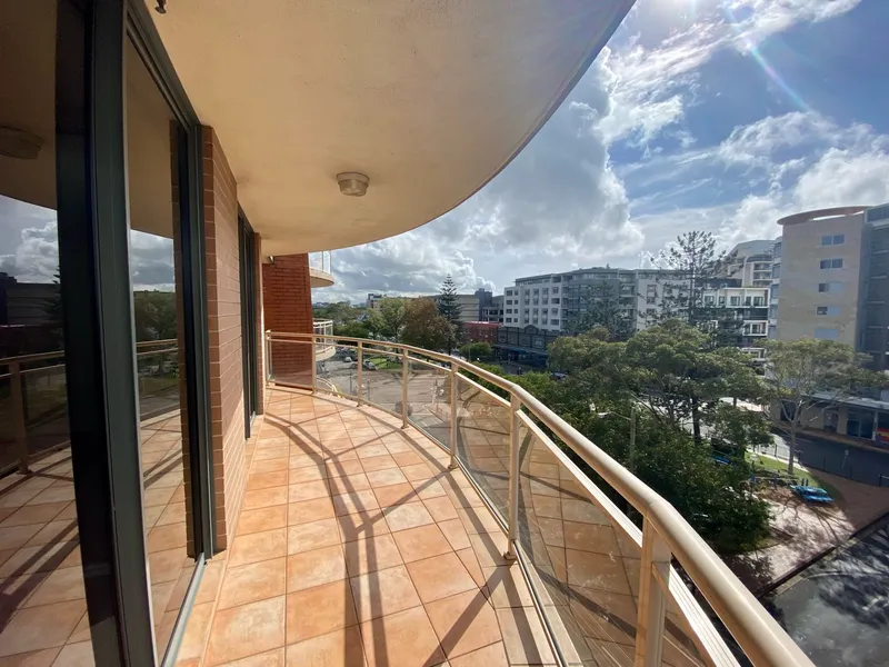 SPACIOUS 2 BEDROOM UNIT IN THE HEART OF MAROUBRA JUNCTION 