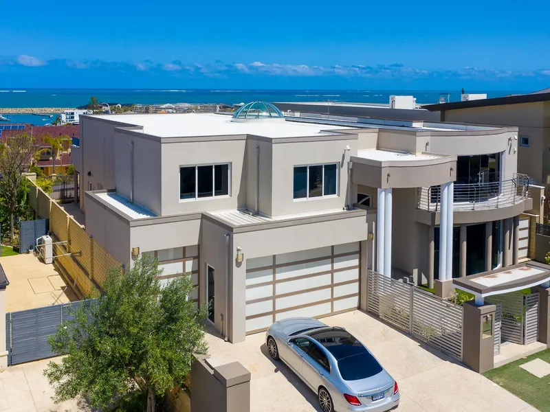 A Modern Masterpiece on the Marina´s Edge!