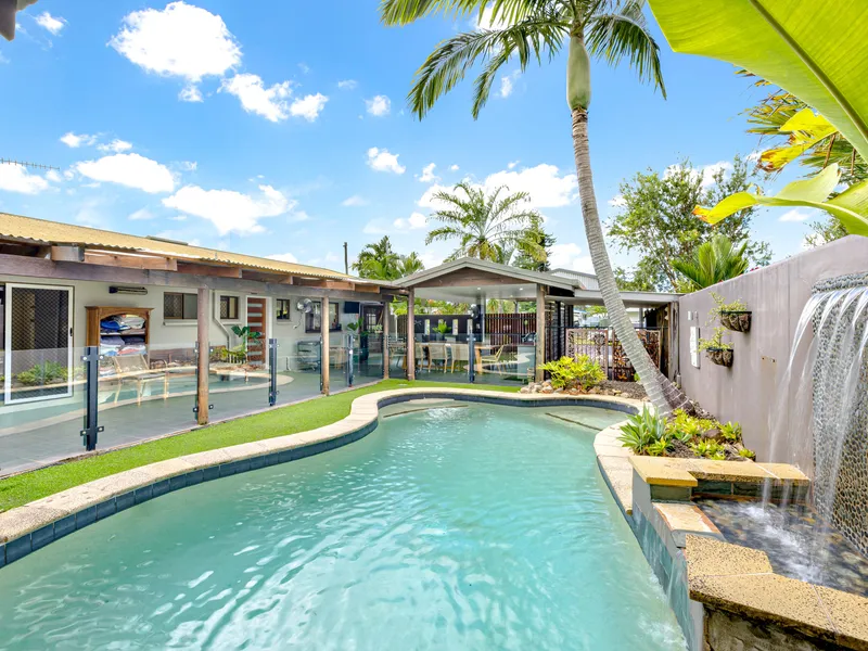 Tropical Entertainers Paradise - Family Magic - 5 Bed, Pool, Shed & Solar!