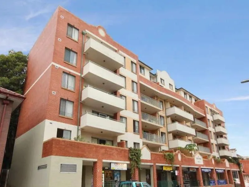 SPACIOUS THREE BEDROOM APARTMENT WITH AIR CONDITIONING | WALK TO STATION | READY TO MOVE IN