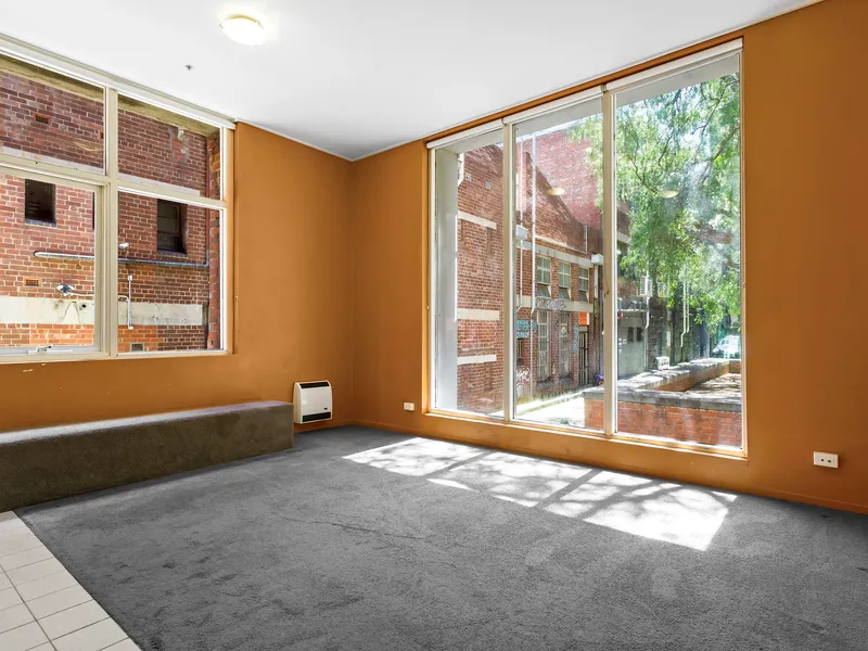 Spacious one bedroom warehouse conversation apartment