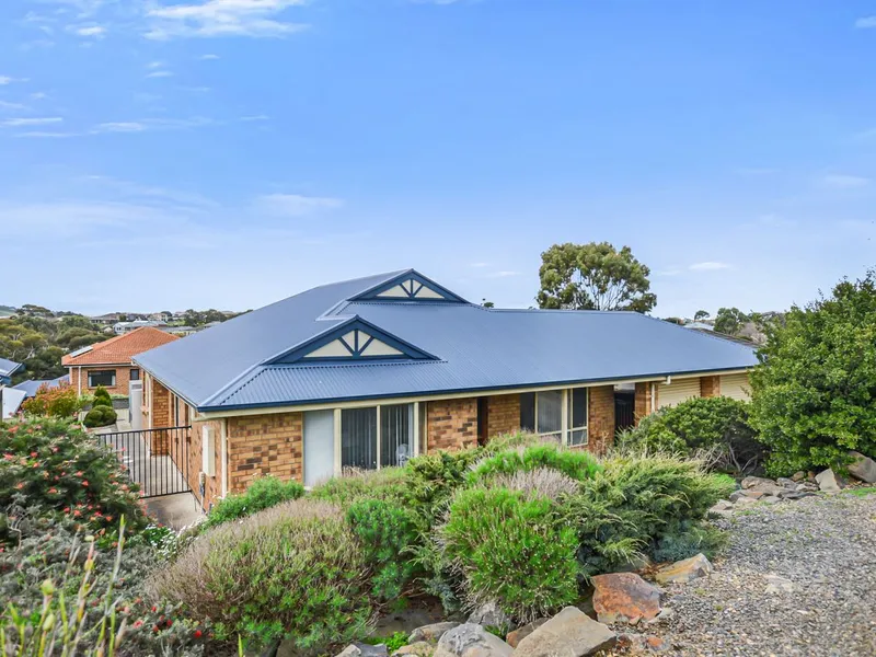 Income & lifestyle a stone's throw to golf & sea...