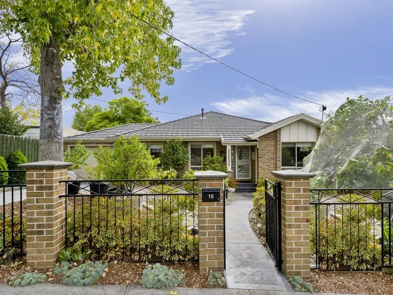 MODERN SINGLE LEVEL LIVING WITHIN THE Glen Waverley School Catchment ( STSA)