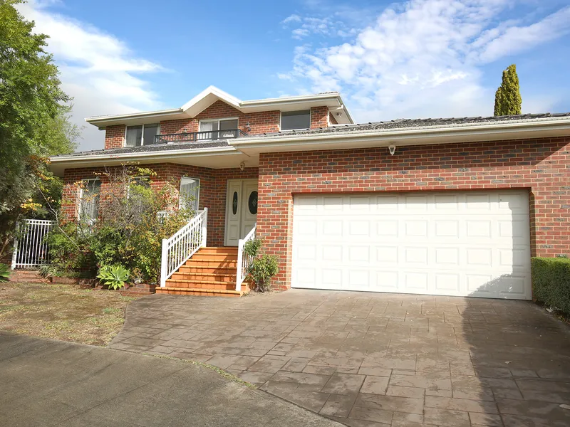 Family Entertainer in Quiet Cul-De-sac