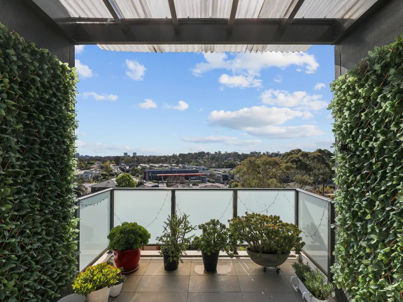 2ND TOP FLOOR APARTMENT WITH SPECTACULAR VIEWS!