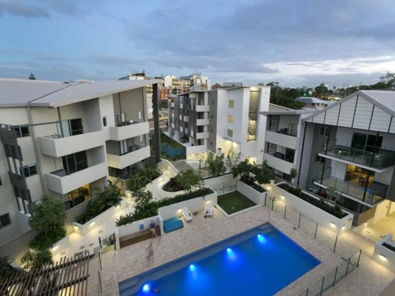 FANTASTIC MODERN APARTMENT IN GREAT LOCATION - AIRCON, POOL & SECURITY