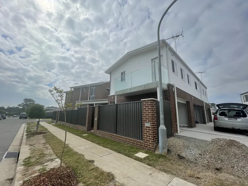 NEAR NEW IN GREAT LOCATION!