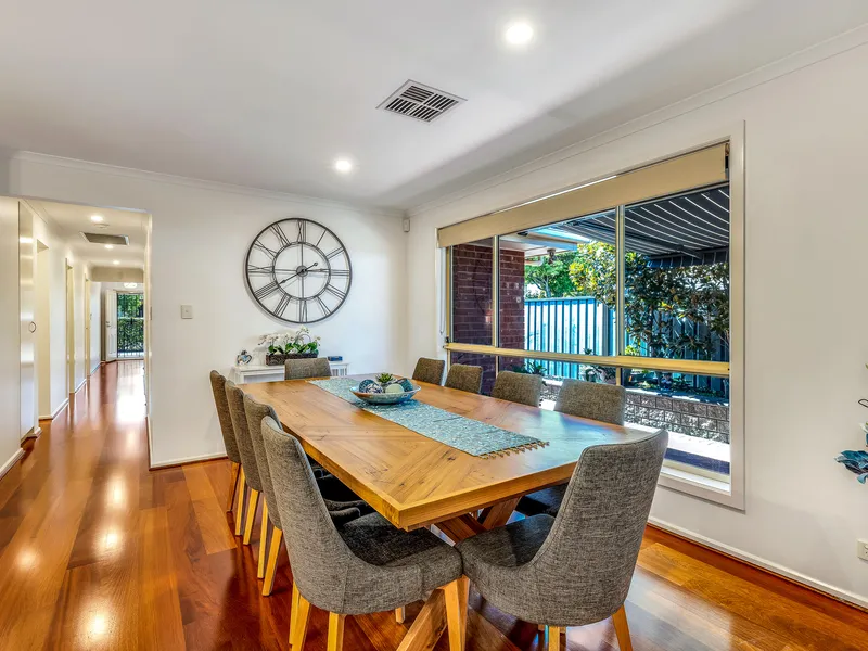 BEAUTIFUL 3 BEDROOM FAMILY HOME WITH 2 BATHROOMS & 2 TOILETS & 2 GARAGES & VERY CLOSE TO LINEAR PARK