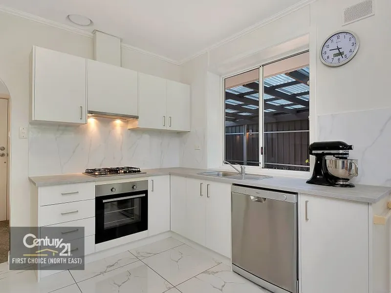 FABULOUS UNIT ALTERNATIVE-LOW MAINTENANCE LIVING AT ITS BEST – COMPLETELY MODERNISED