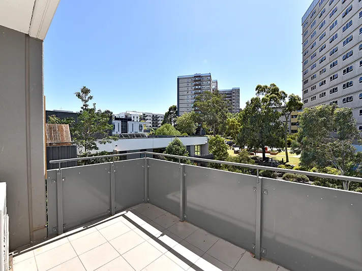 2 Bedroom Apartment in fantastic location. New Carpet and Blinds !!