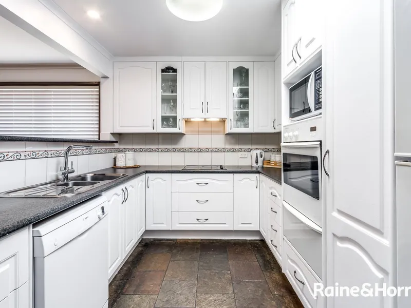 4 BED FAMILY HOME FEATURING OUTDOOR ENTERTAINING