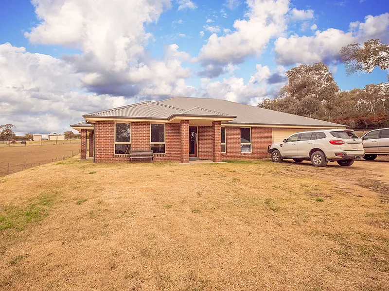 Modern family home on small acreage!