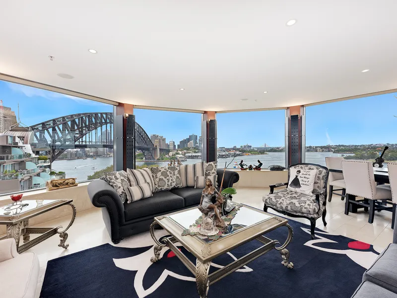 LUXURY WITH SENSATIONAL HARBOUR VIEWS. 