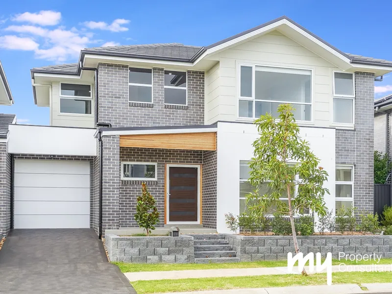 LUXURIOUS LIVING WITH A MASTER DESIIGN!