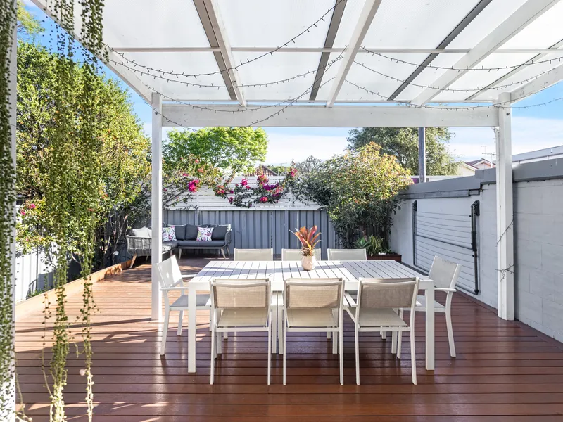 Light, charm and modern style in a character semi