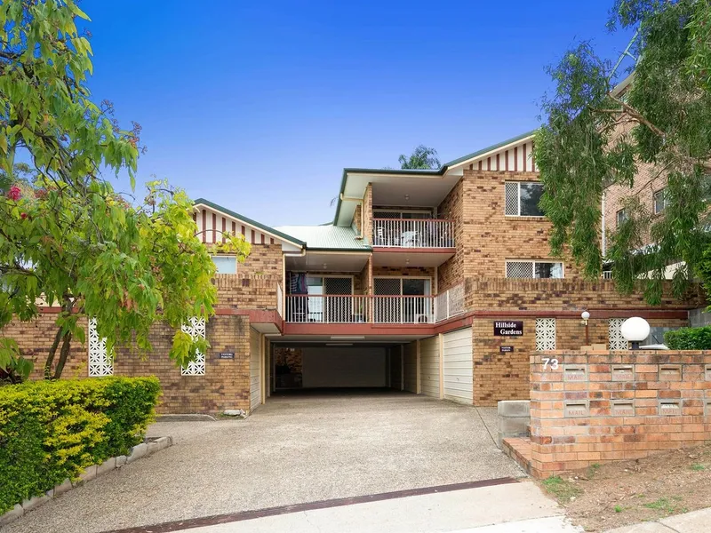 Great Location with Courtyard!