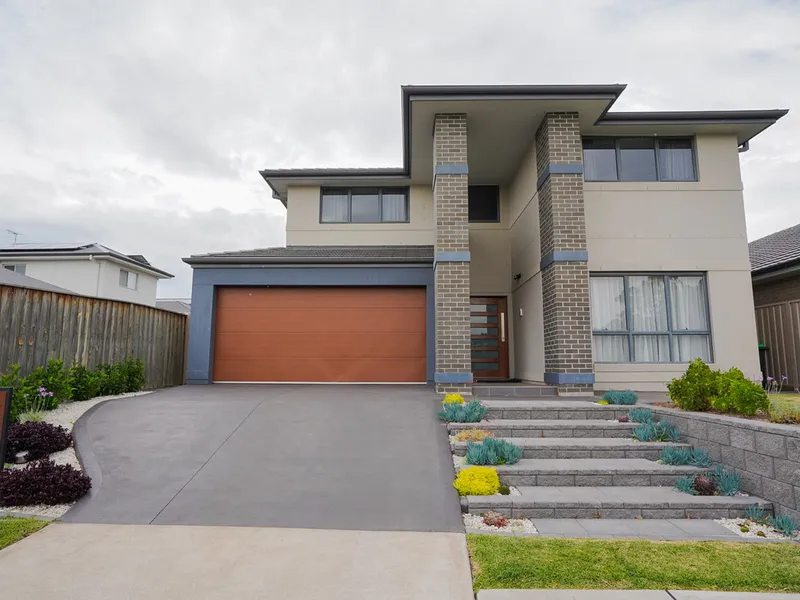 Immaculate Five Bedroom House with Ducted Air Conditioning