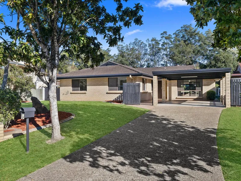 Expansive Lowset Home Near Nature & Golf Course