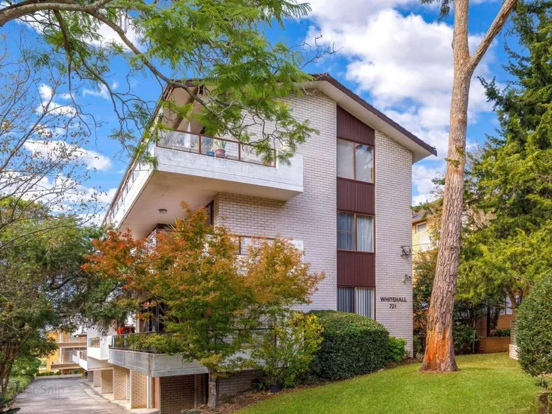 LARGE SPACIOUS, SUNNY, CONVENIENT LOCATION, GARDEN APARTMENT. LARGE LOCKABLE GARAGE & STORAGE.