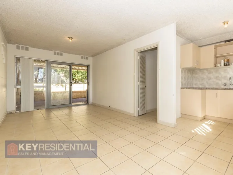 SPACIOUS 2 BEDROOM UNIT WITH MASSIVE COURTYARD